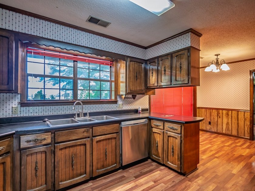 Nestled on 3.7 beautifully landscaped acres in North Mississippi - photo 11