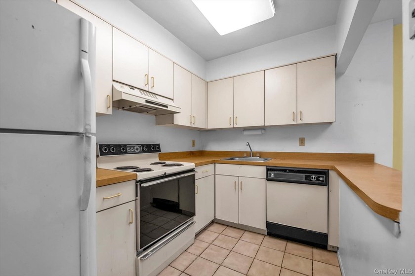 Amazing, Affordable Opportunity to Live in The Heart of Hewlett - photo 4