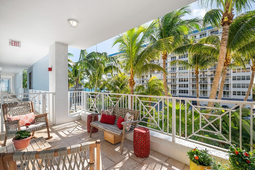 SOPHISTICATED BEACHSIDE RESIDENCE. Thoughtfully fully furnished - photo 36