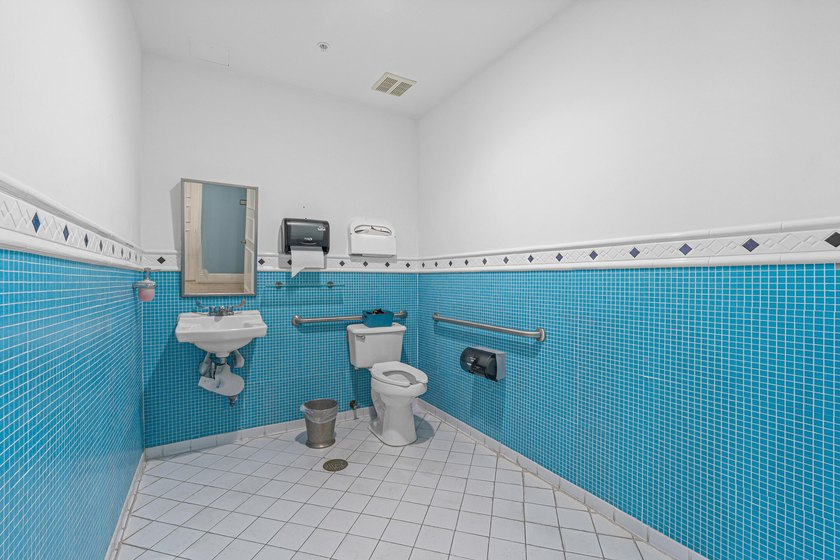 SOPHISTICATED BEACHSIDE RESIDENCE. Thoughtfully fully furnished - photo 43