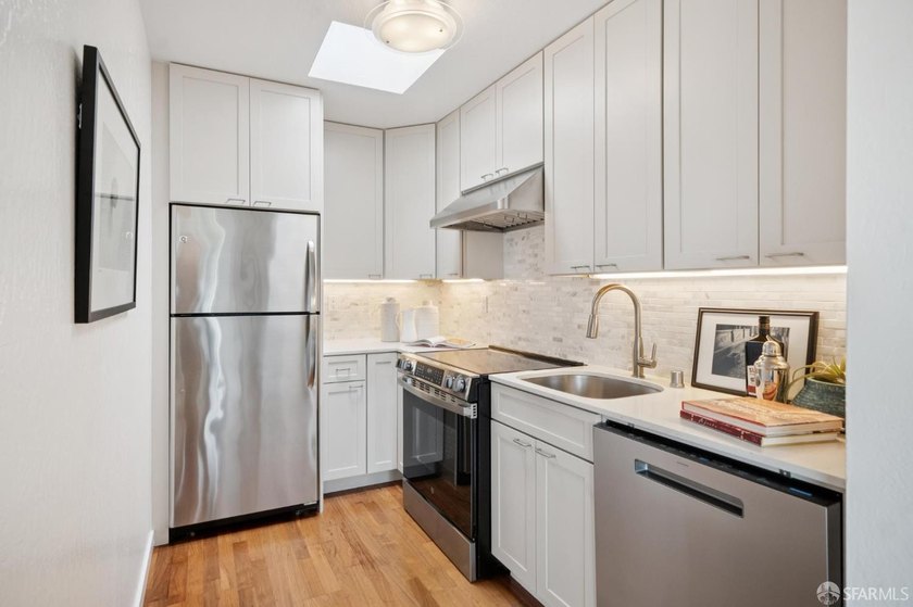 Sophisticated and modern living is offered in this Marina - photo 14