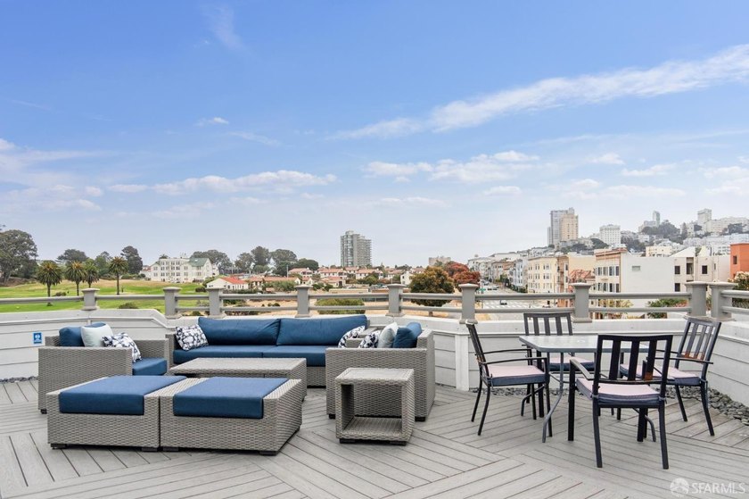 Sophisticated and modern living is offered in this Marina - photo 27