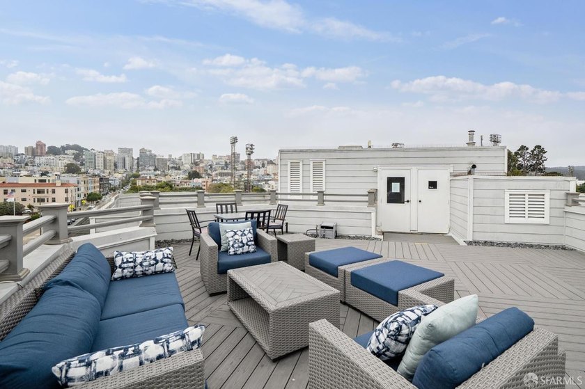 Sophisticated and modern living is offered in this Marina - photo 28