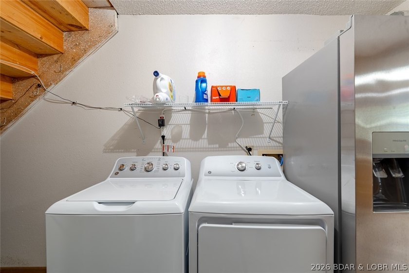 Welcome to lake living at its best! This must-see 3-bedroom - photo 18