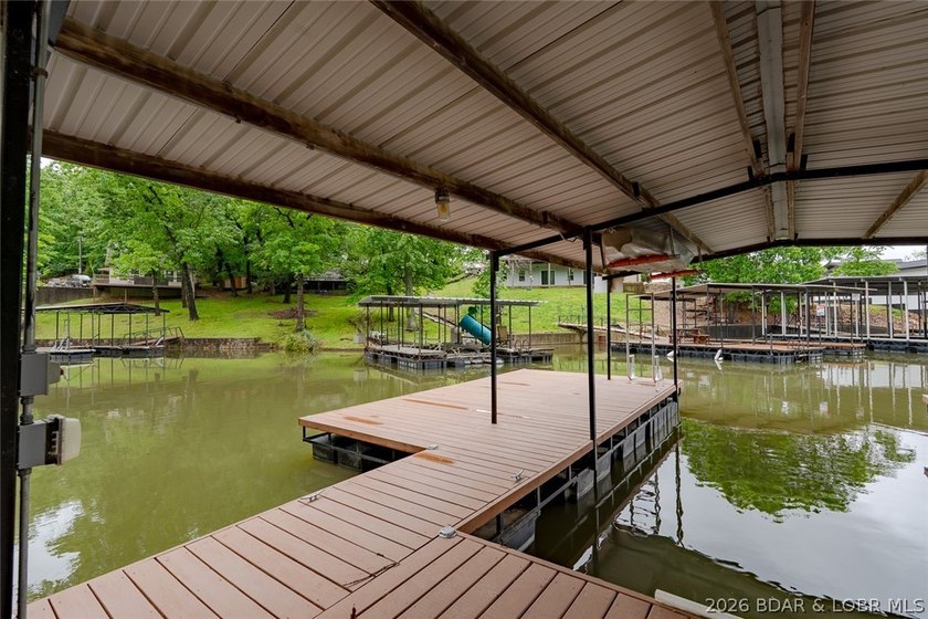 Welcome to lake living at its best! This must-see 3-bedroom - photo 22