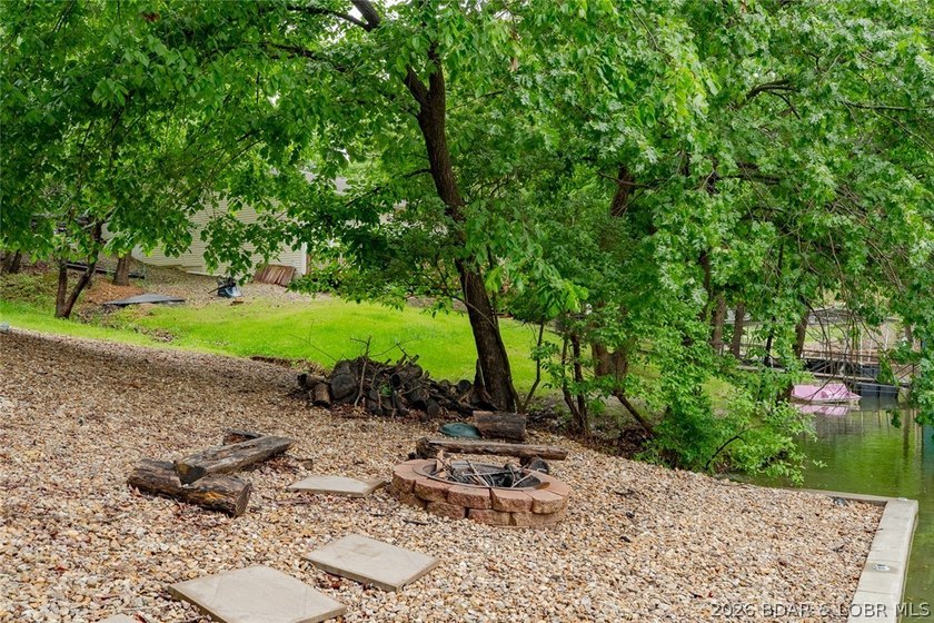 Welcome to lake living at its best! This must-see 3-bedroom - photo 23