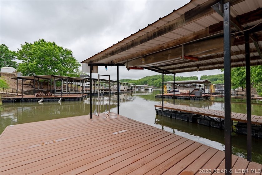 Welcome to lake living at its best! This must-see 3-bedroom - photo 24