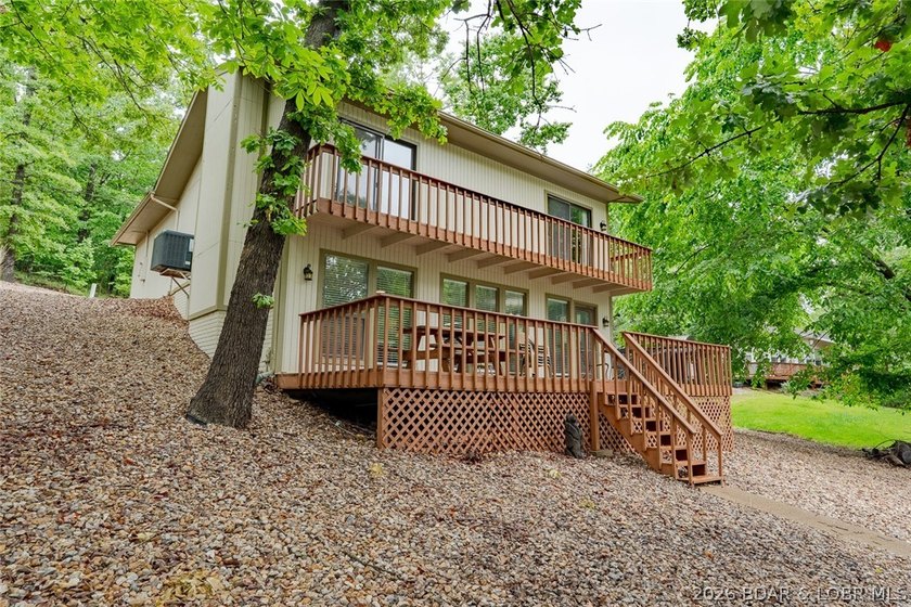 Welcome to lake living at its best! This must-see 3-bedroom - photo 27