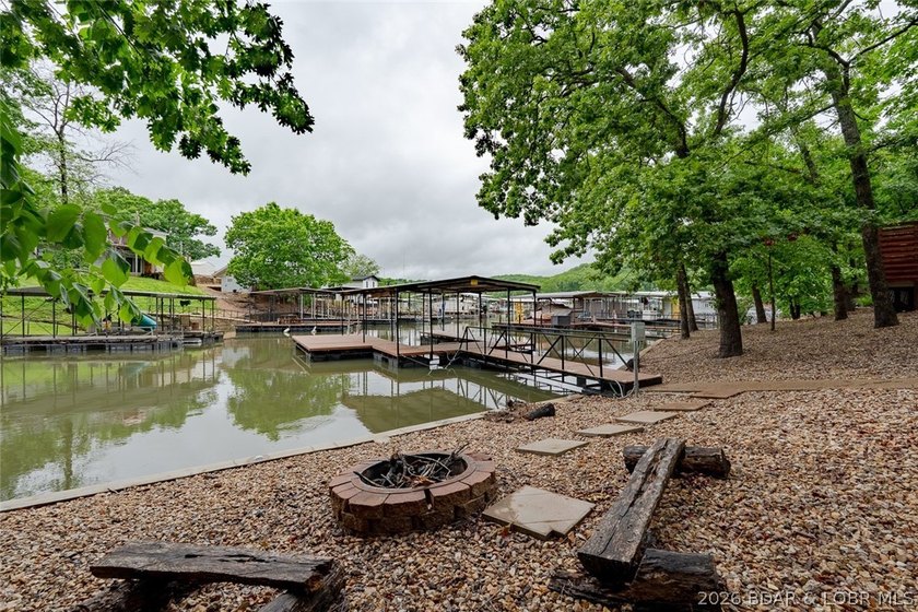 Welcome to lake living at its best! This must-see 3-bedroom - photo 28
