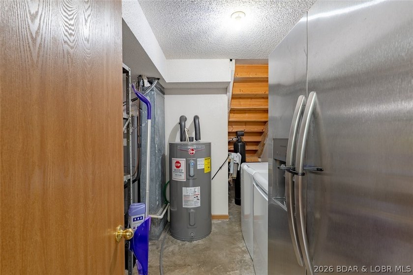 Welcome to lake living at its best! This must-see 3-bedroom - photo 34