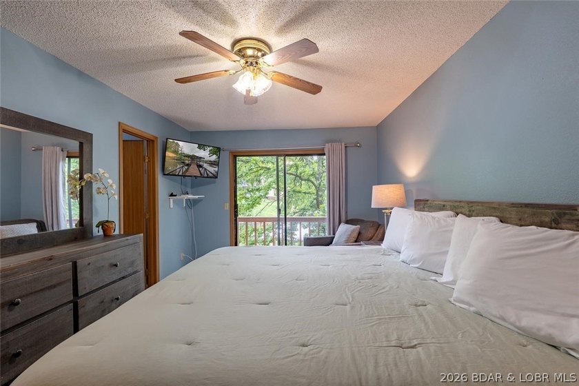 Welcome to lake living at its best! This must-see 3-bedroom - photo 37