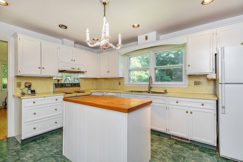 Nestled within one of Roxbury, Connecticut's most quiet and - photo 18