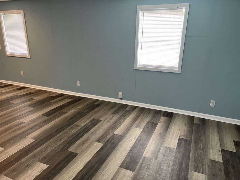 Quiet Living at it's Best! Beautifully remodeled 2Bed/ 1Bath - photo 12