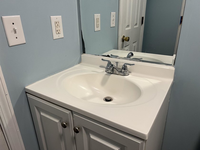 Quiet Living at it's Best! Beautifully remodeled 2Bed/ 1Bath - photo 17