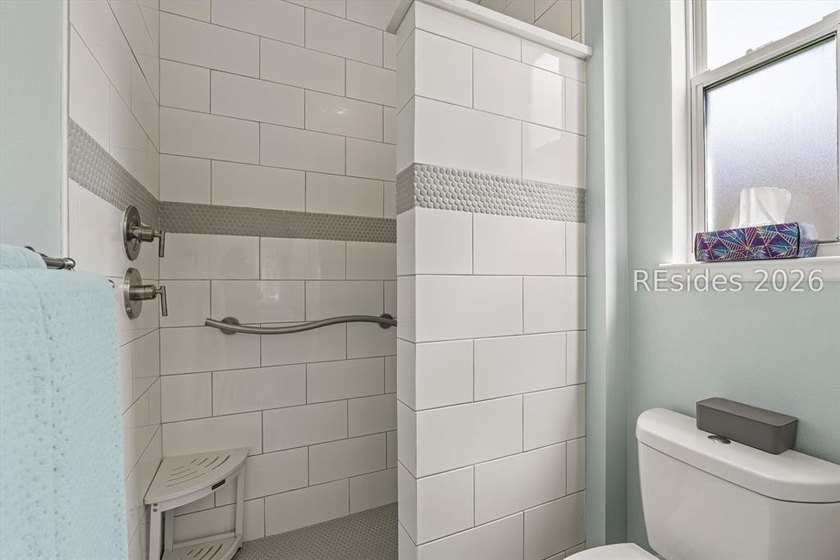 Beautiful open-concept home featuring 2 bedrooms and 2 full - photo 17