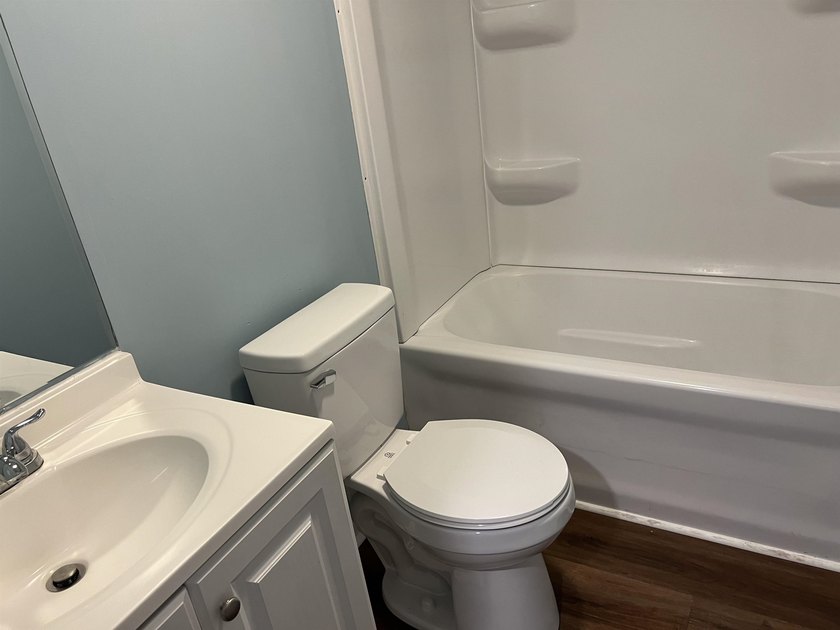 Quiet Living at it's Best! Beautifully remodeled 2Bed/ 1Bath - photo 18