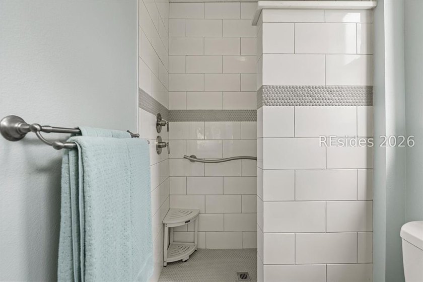 Beautiful open-concept home featuring 2 bedrooms and 2 full - photo 18