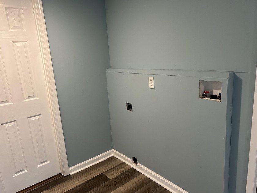 Quiet Living at it's Best! Beautifully remodeled 2Bed/ 1Bath - photo 22