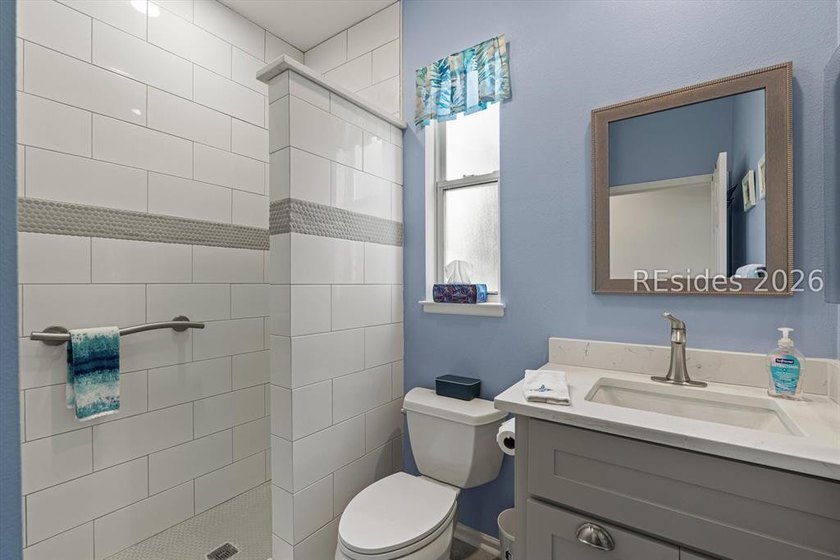 Beautiful open-concept home featuring 2 bedrooms and 2 full - photo 23