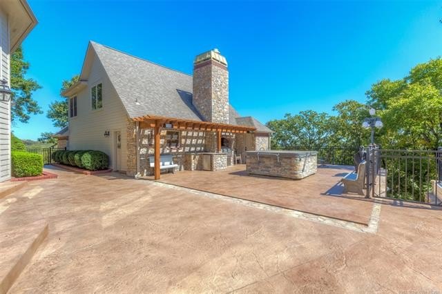 Welcome home to this exceptional family estate offering - photo 46