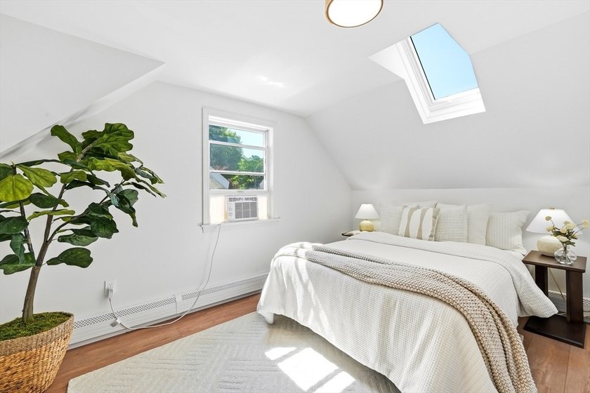 Welcome to this meticulously renovated four-bedroom Colonial - photo 12