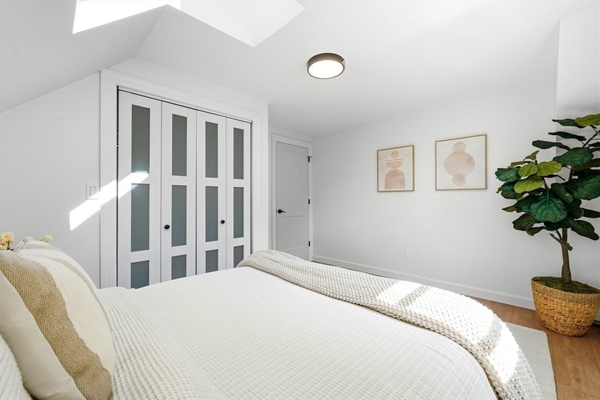 Welcome to this meticulously renovated four-bedroom Colonial - photo 14