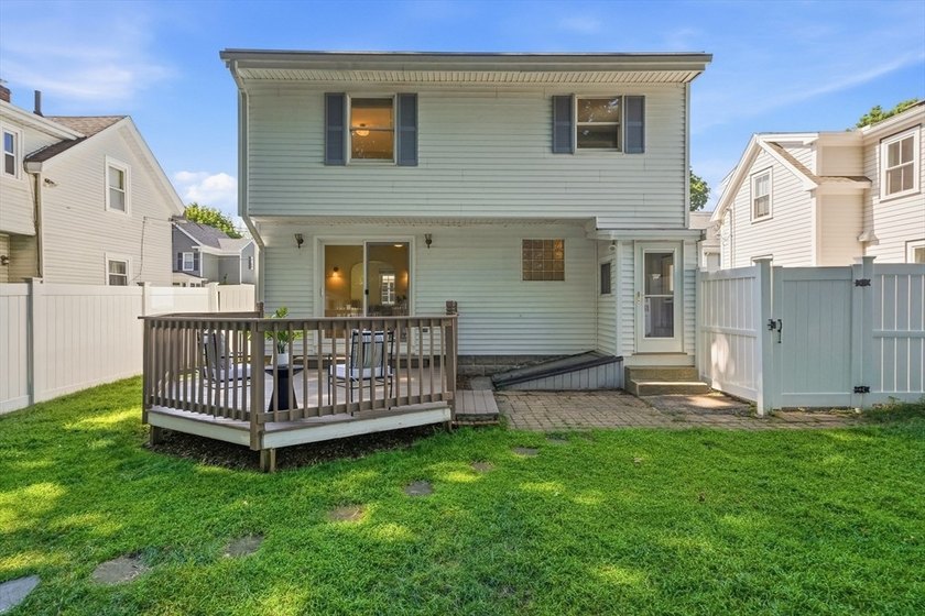 Welcome to this meticulously renovated four-bedroom Colonial - photo 31