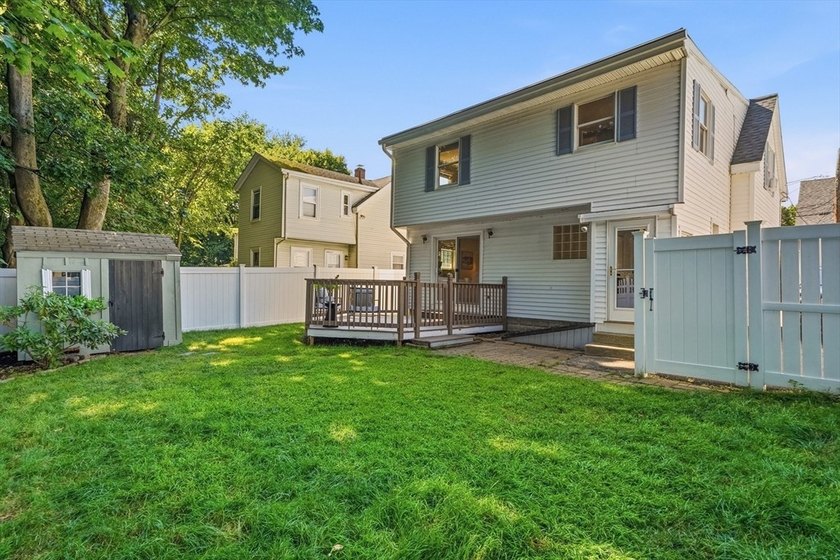 Welcome to this meticulously renovated four-bedroom Colonial - photo 32