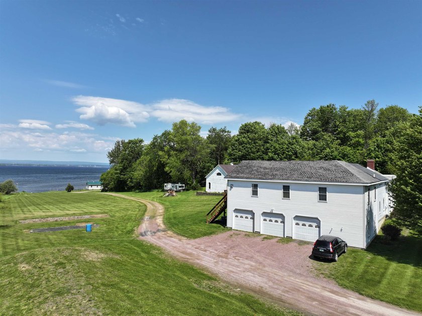 Discover your lakeside retreat on the shores of Lake Champlain - photo 3