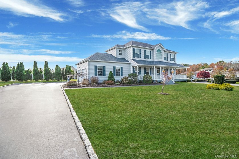 Stunning 4-Bedroom Colonial in Grand Manor Estates, East - photo 3