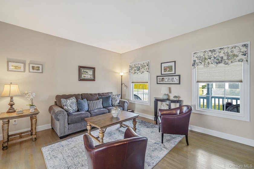 Stunning 4-Bedroom Colonial in Grand Manor Estates, East - photo 6