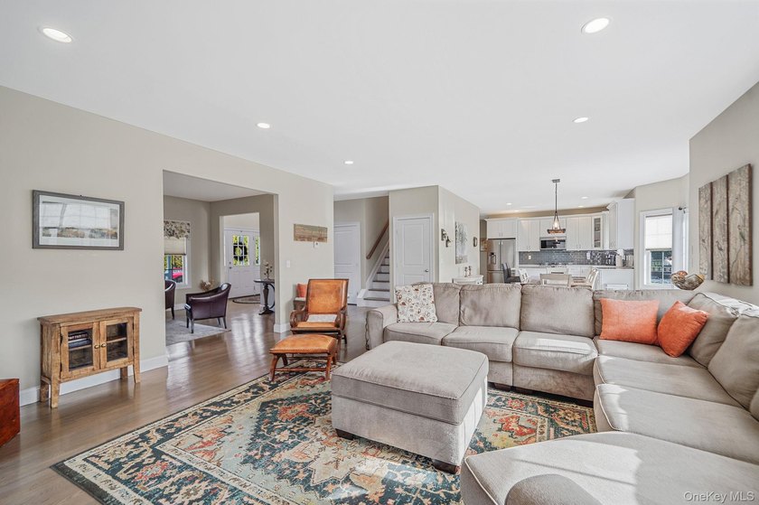 Stunning 4-Bedroom Colonial in Grand Manor Estates, East - photo 8