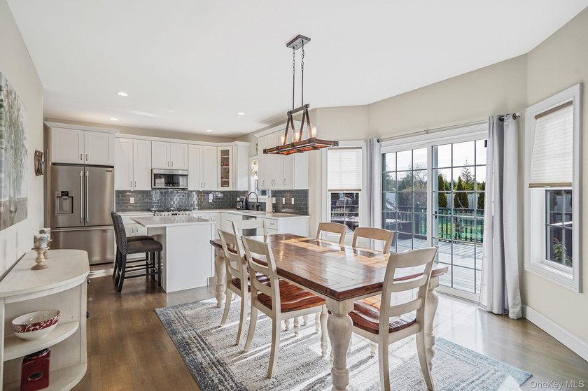 Stunning 4-Bedroom Colonial in Grand Manor Estates, East - photo 9