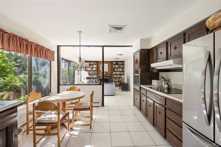 Welcome to 7 Stirrup Lane, a light-filled home on a beautiful - photo 11