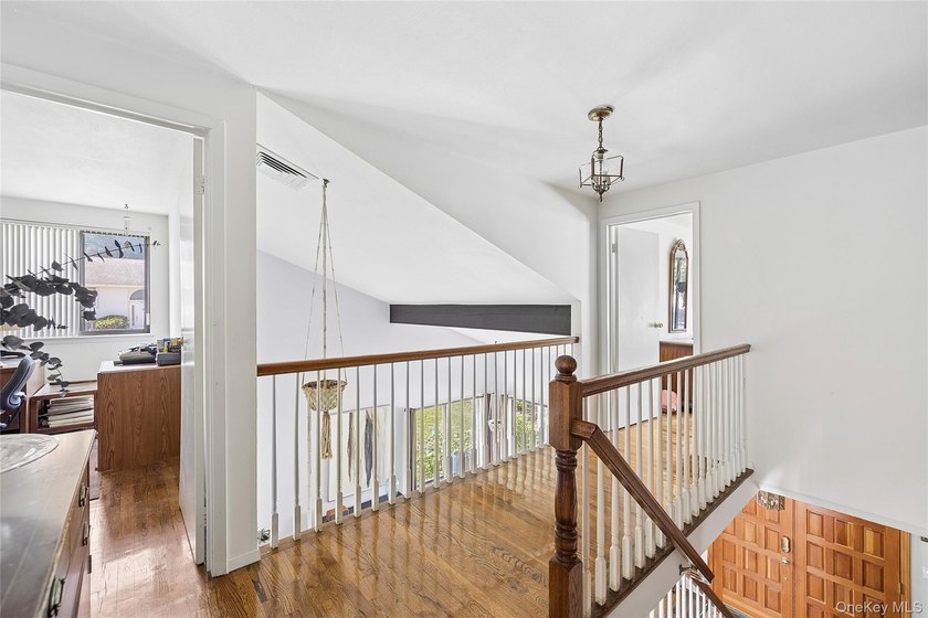 Welcome to 7 Stirrup Lane, a light-filled home on a beautiful - photo 16