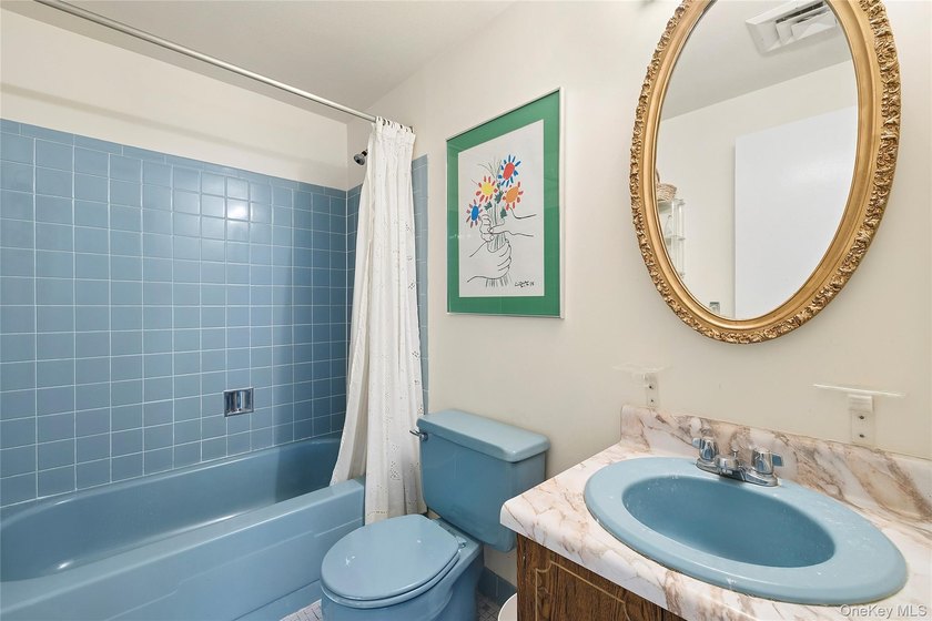 Welcome to 7 Stirrup Lane, a light-filled home on a beautiful - photo 19
