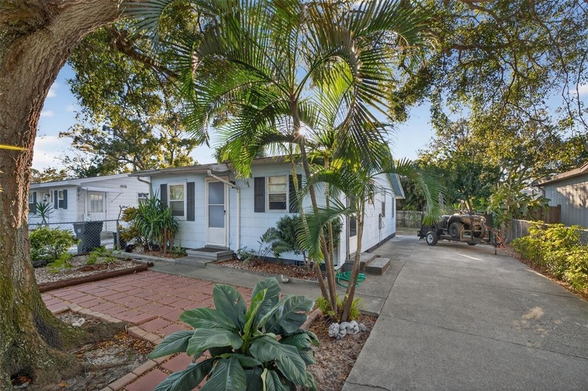 Investor special or perfect starter home! This 2 bedroom, 1 - photo 3