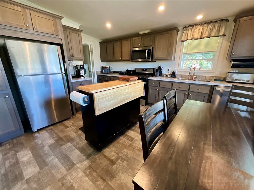 MAINTENANCE FREE MANUFACTURED HOME IN MOVE IN CONDITION! 1,296 - photo 4