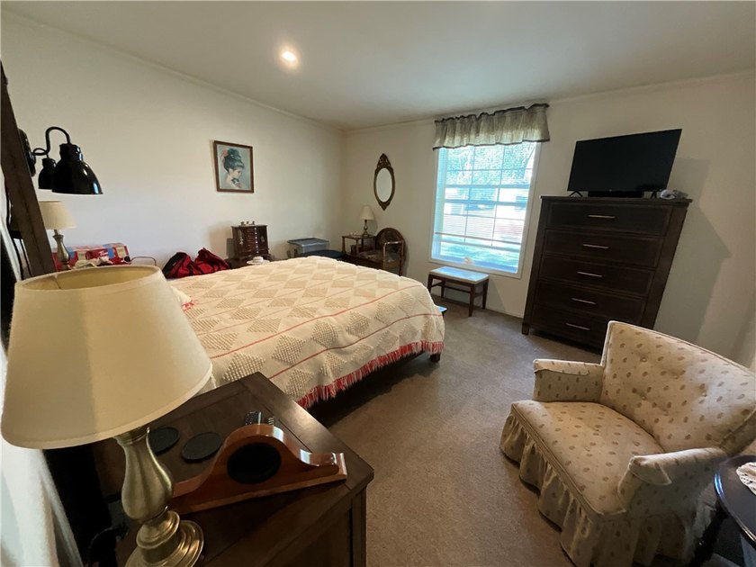 MAINTENANCE FREE MANUFACTURED HOME IN MOVE IN CONDITION! 1,296 - photo 10