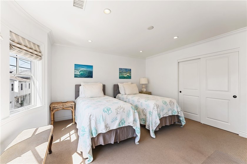 Just a few steps away from the South Bayfront, 115 Topaz is the - photo 32