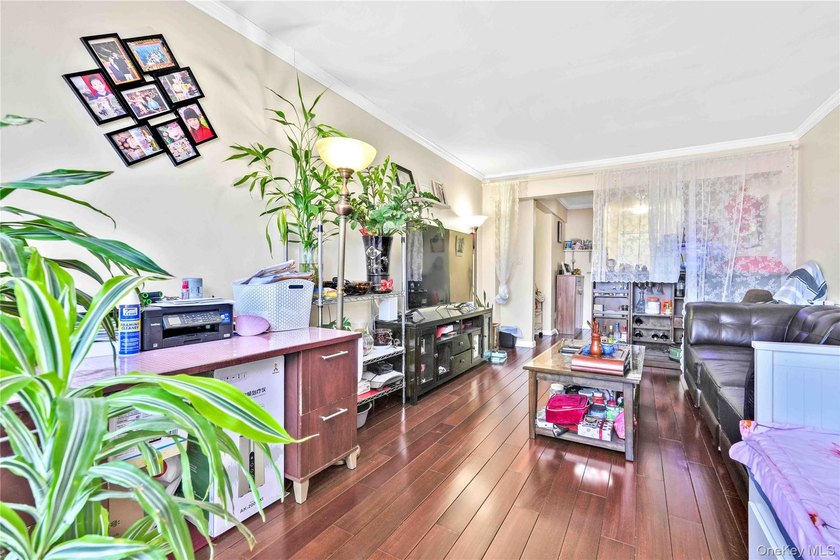 Bright &amp; Spacious 2-Bedroom Co-op in Prime North Flushing - Low - photo 2