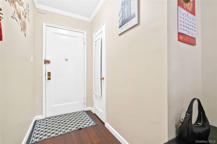 Bright &amp; Spacious 2-Bedroom Co-op in Prime North Flushing - Low - photo 5