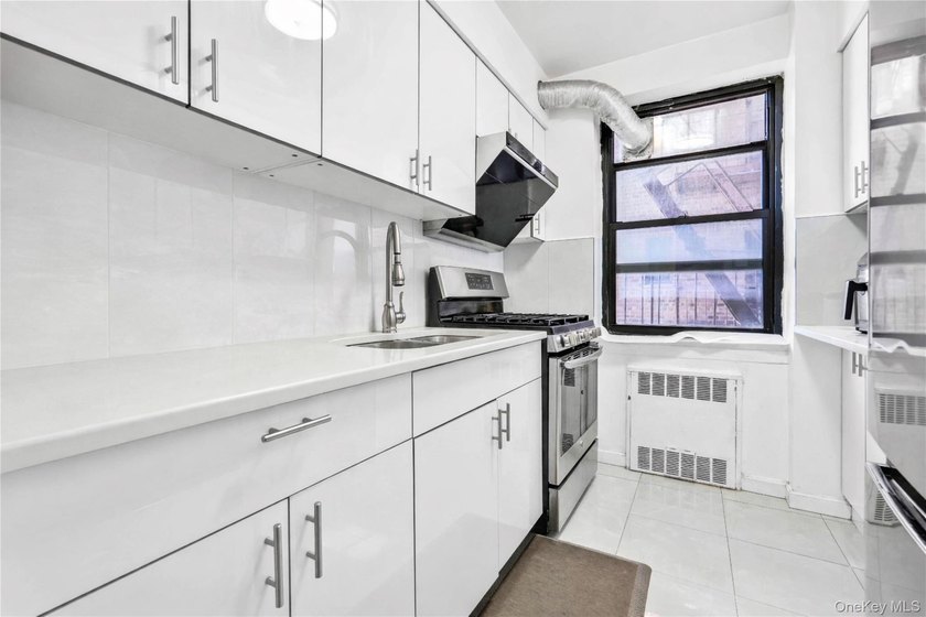 Bright &amp; Spacious 2-Bedroom Co-op in Prime North Flushing - Low - photo 9