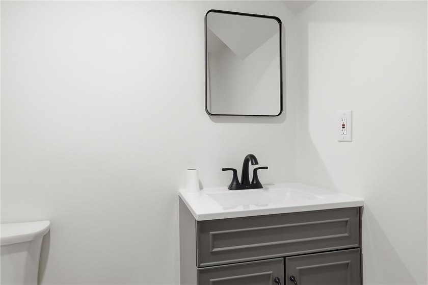 MOVE IN READY 3-bedroom, 1.5-bath ranch with a 1-car garage and - photo 19