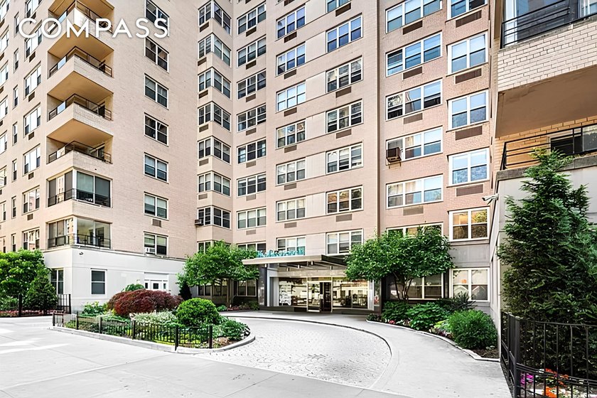 Nestled in Manhattan's Gold Coast, this renovated studio in the - photo 7
