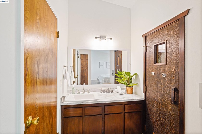Welcome to this beautifully updated 2-bedroom, 1.5-bath - photo 22