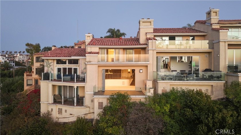 Perched on the coveted Corona del Mar bluff, this exceptional - photo 22