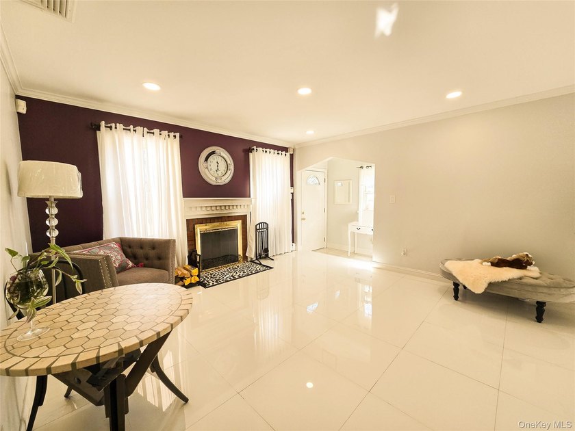 This Home Feature Very Bright 4 Bedrooms,2 Full Bath. Ceramic - photo 6