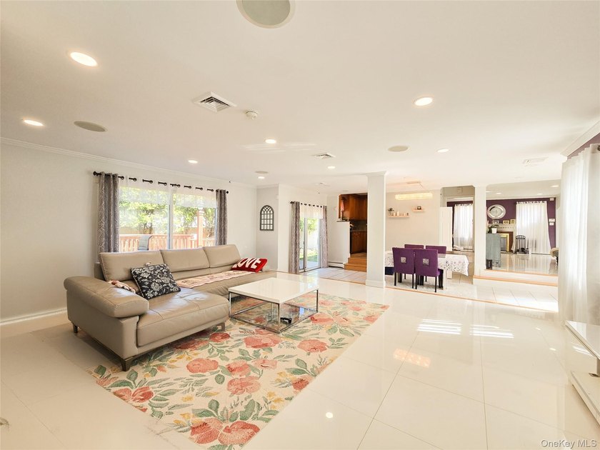 This Home Feature Very Bright 4 Bedrooms,2 Full Bath. Ceramic - photo 8