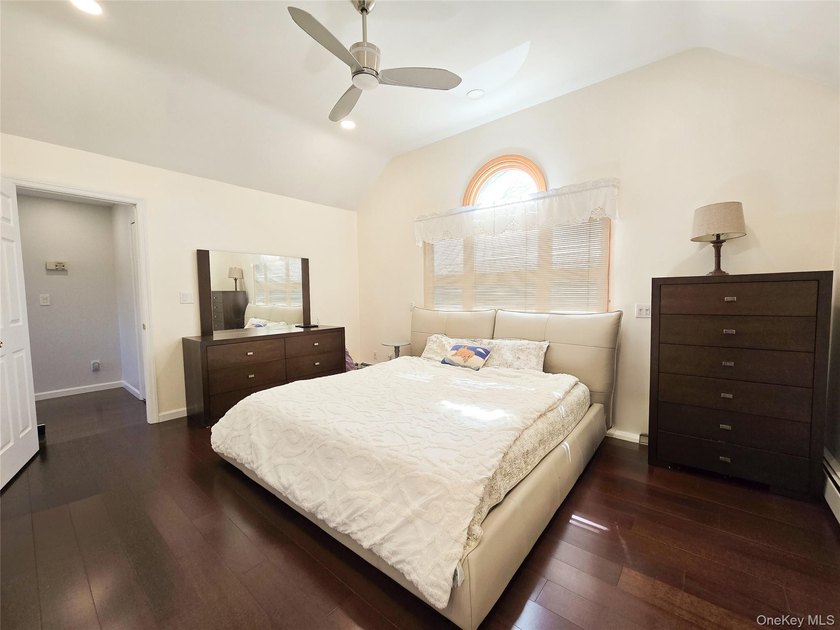 This Home Feature Very Bright 4 Bedrooms,2 Full Bath. Ceramic - photo 9